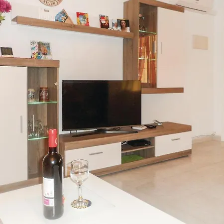 Awesome In With 1 Bedrooms, Wifi And Outdoor Swimming Pool * تورّيفيِخا
