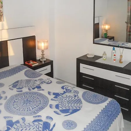 Awesome In With 1 Bedrooms, Wifi And Outdoor Swimming Pool شقة